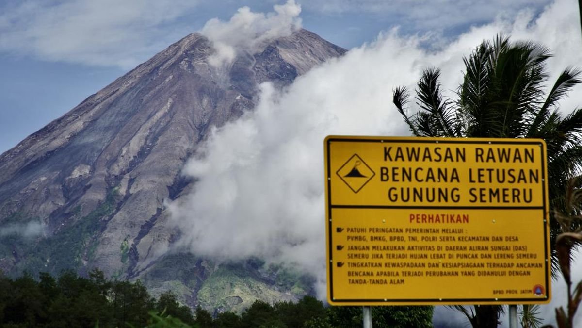 Semeru Kembali Erupsi, Abu Vulkanik Mengarah ke Barat Daya dan Barat