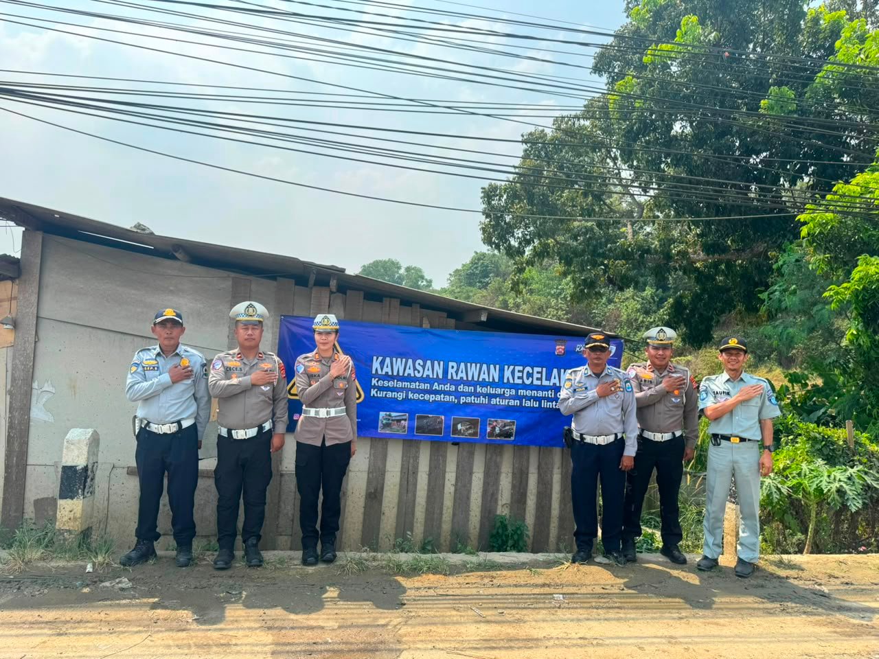 Tekan Angka Kecelakaan, Jasa Raharja Bersama Polres Lebak dan Dinas Perhubungan Pasang Spanduk Di Titik Rawan Kecelakaan