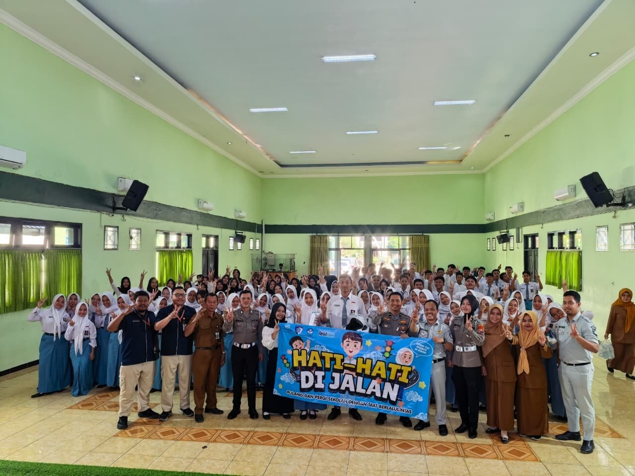 Jasa Raharja dan Satlantas Polres Ponorogo Ajak Pelajar SMA Negeri 2 Ponorogo Tertib Berlalu Lintas