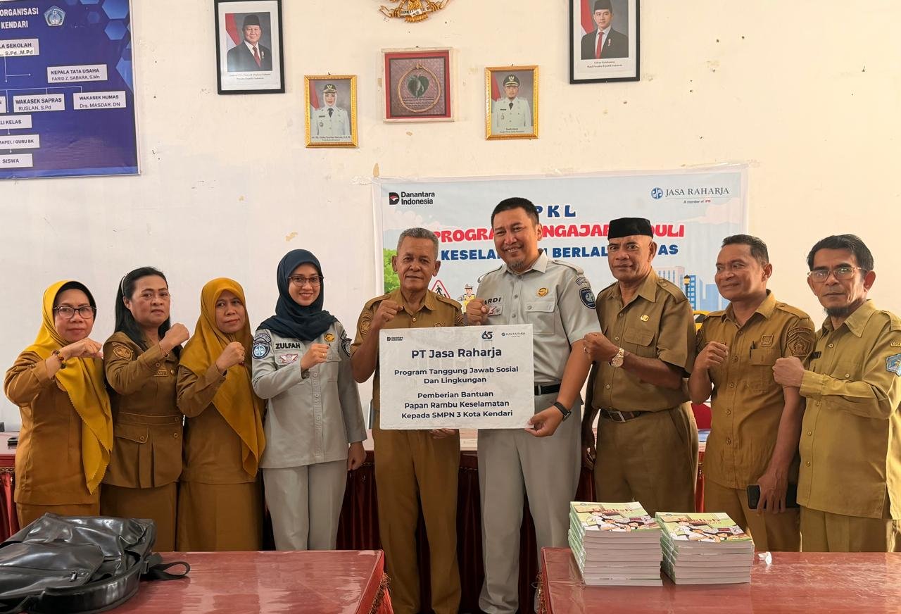 PT Jasa Raharja (Persero) Salurkan Bantuan Rambu Keselamatan dan Gelar Sosialisasi PPKL di SMPN 3 Kota Kendari