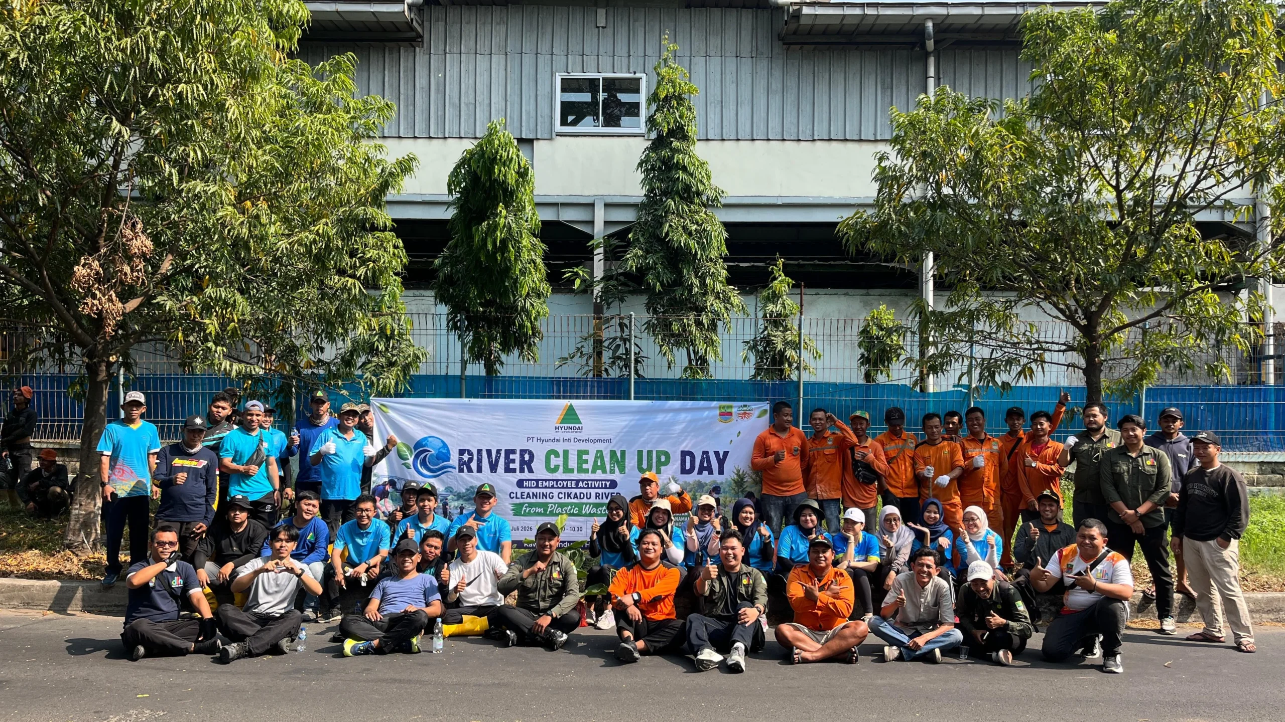 DLH Kabupaten Bekasi Bersihkan Sampah Plastik dan Tanam Pohon di Sungai Cikadu