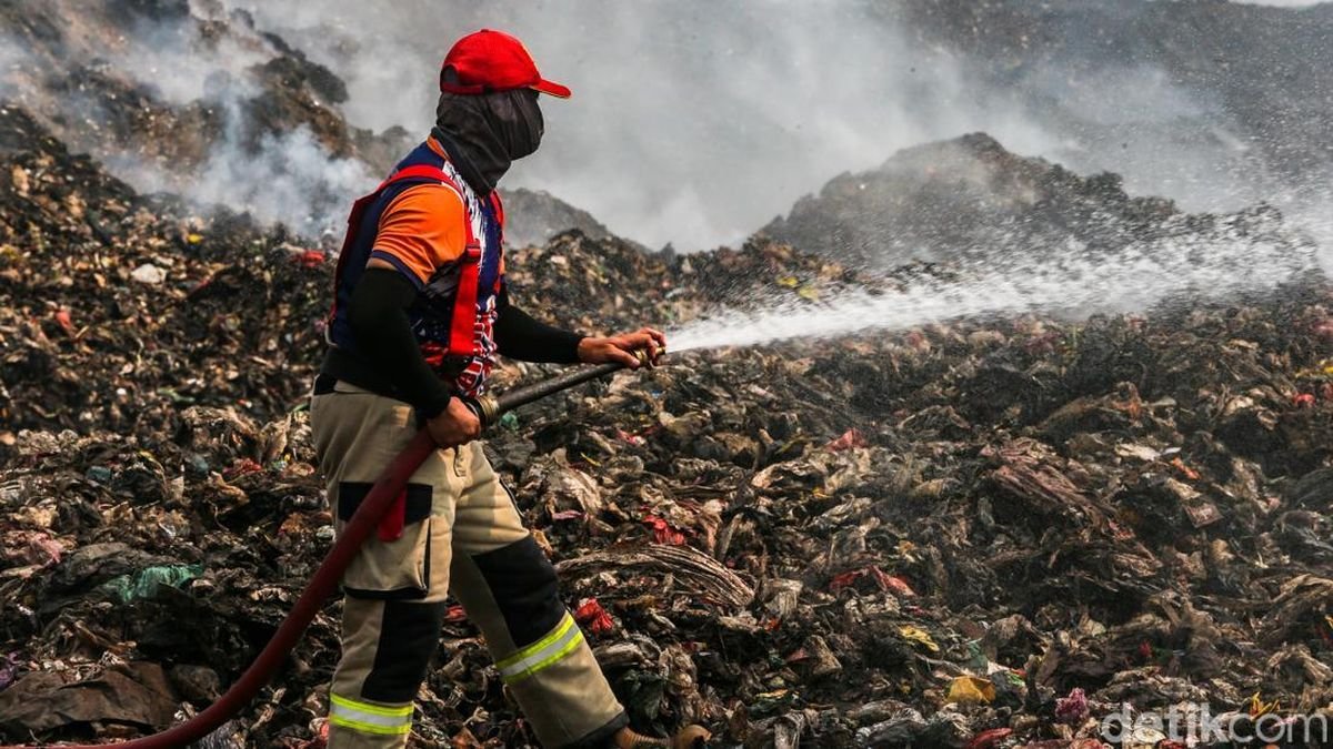 Kebakaran TPA Jatiwaringin Baru Padam 30 Persen, Aktivitas Buang Sampah Tetap Berjalan