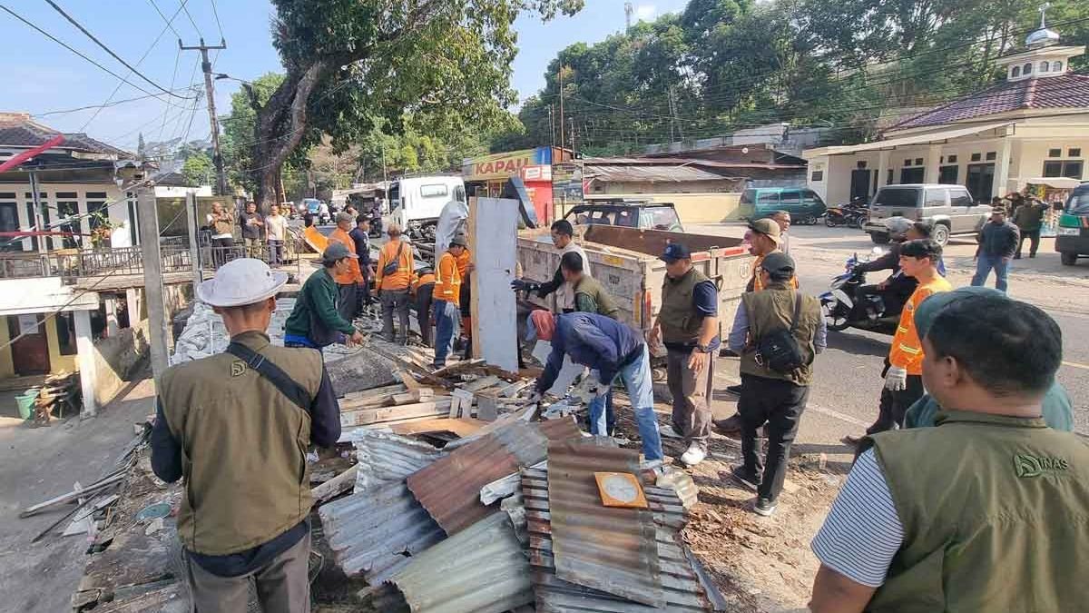 Pemkab Cianjur Bongkar 23 Bangunan Liar di Jalur Bandung-Cianjur