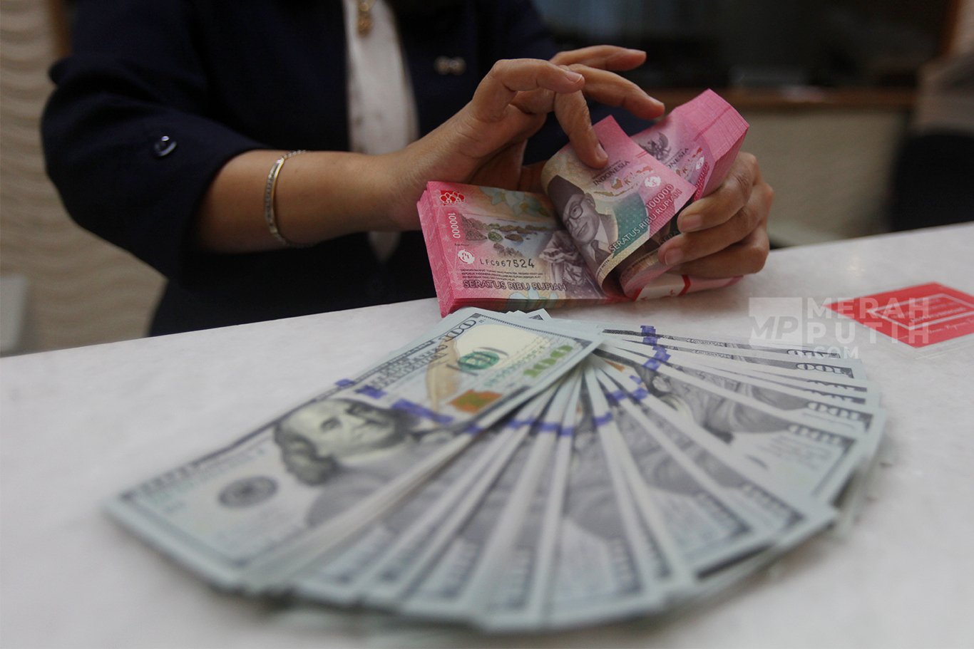 Rupiah Melemah ke Rp17.977 per Dolar AS Dipicu Eskalasi Konflik AS-Iran