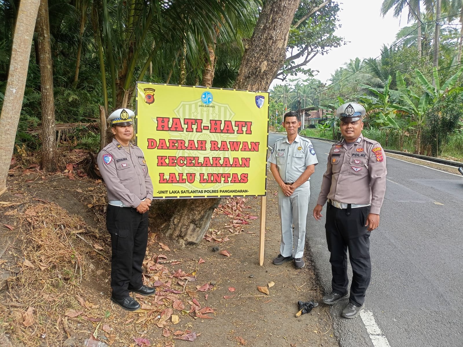 Tingkatkan Keselamatan Pengguna Jalan, PJ Jasa Raharja Samsat Pangandaran Bersama Unit Gakkum Polres Pangandaran Pasang Rambu Himbauan Kamseltibcar Lantas 