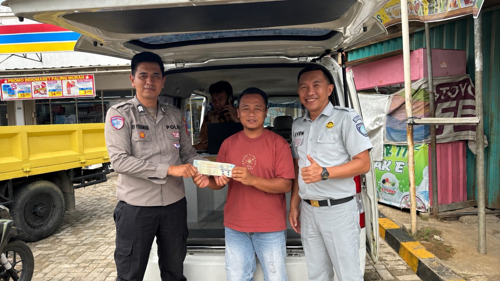 Samsat Keliling Hadir di Kecamatan Sukaraja, Permudah Masyarakat Bayar Pajak Kendaraan Samsat Keliling Hadir di Kecamatan Sukaraja, Permudah Masyarakat Bayar Pajak Kendaraan