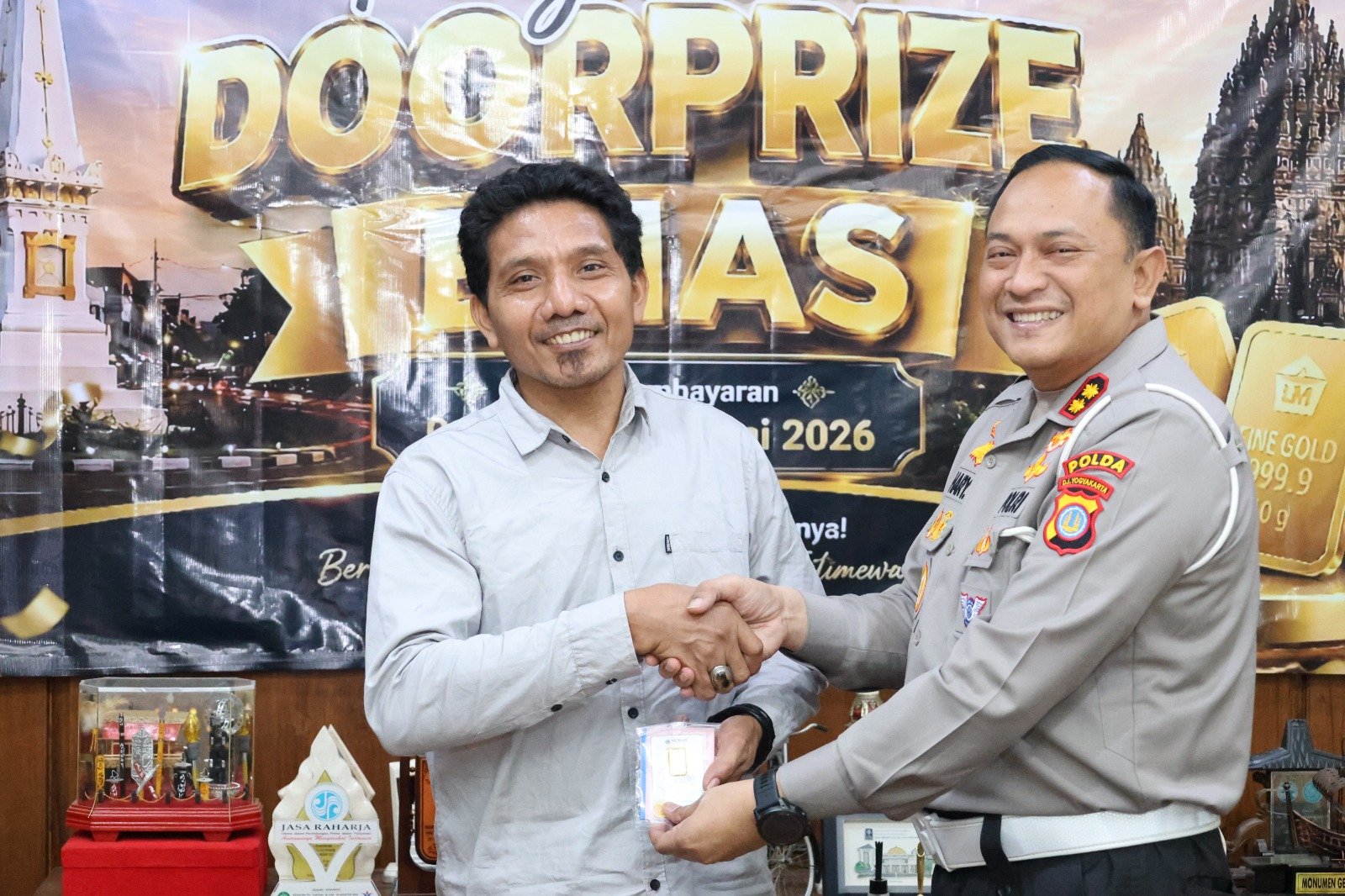 Tim Pembina Samsat DIY dan Bank BPD DIY Serahkan Hadiah Doorprize Emas kepada 12 Wajib Pajak yang Beruntung