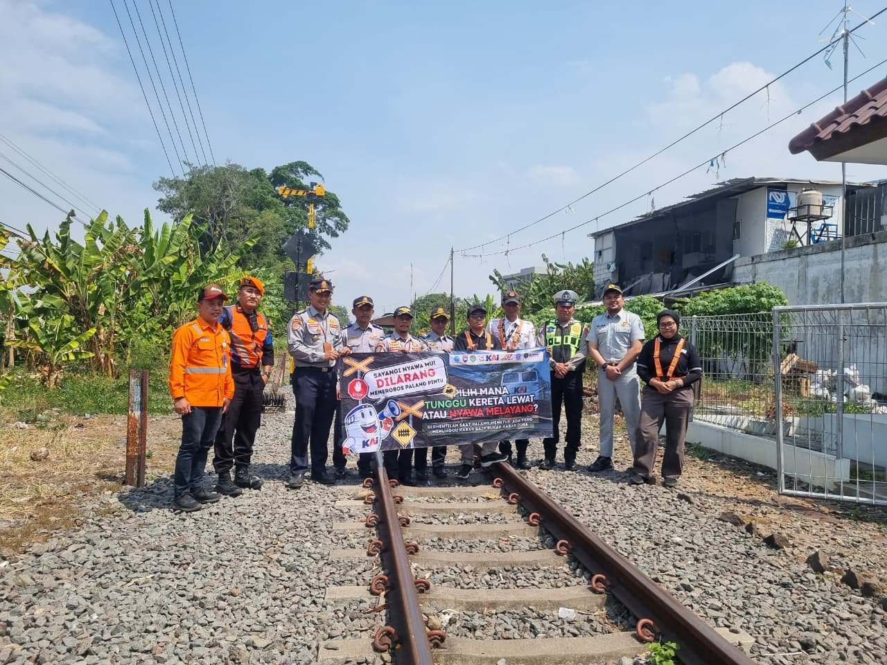 Dorong Budaya Tertib Berlalu Lintas Di Perlintasan Sebidang, Jasa Raharja Sukabumi Bersama Dishub Kab Cianjur, Polres Cianjur dan Rail Fans Cianjur Gelar Sosialisasi
