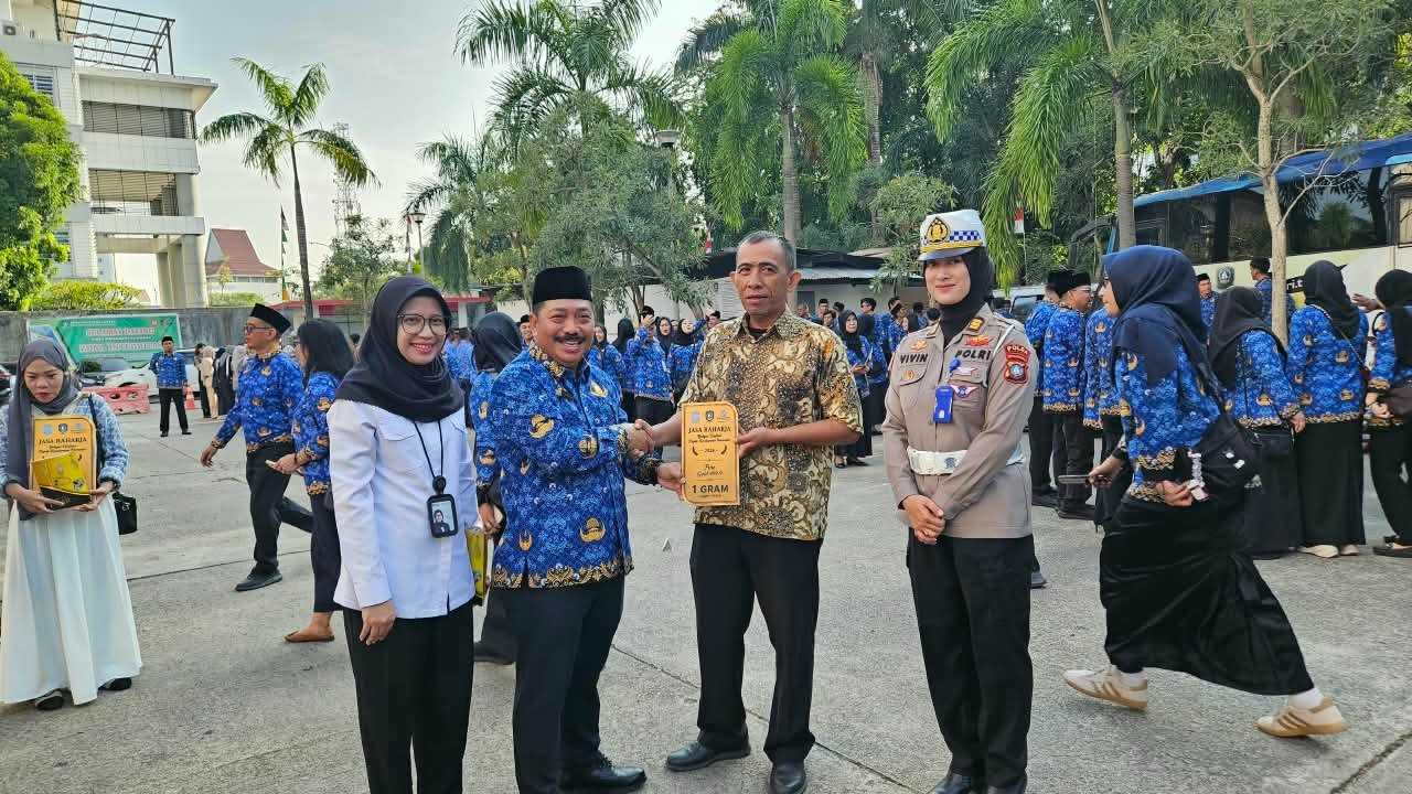 Taat Pajak Bawa Berkah, Jasa Raharja Kepri dan Bapenda Kepri Serahkan Hadiah Undian Emas di Momentum HUT RI ke-81