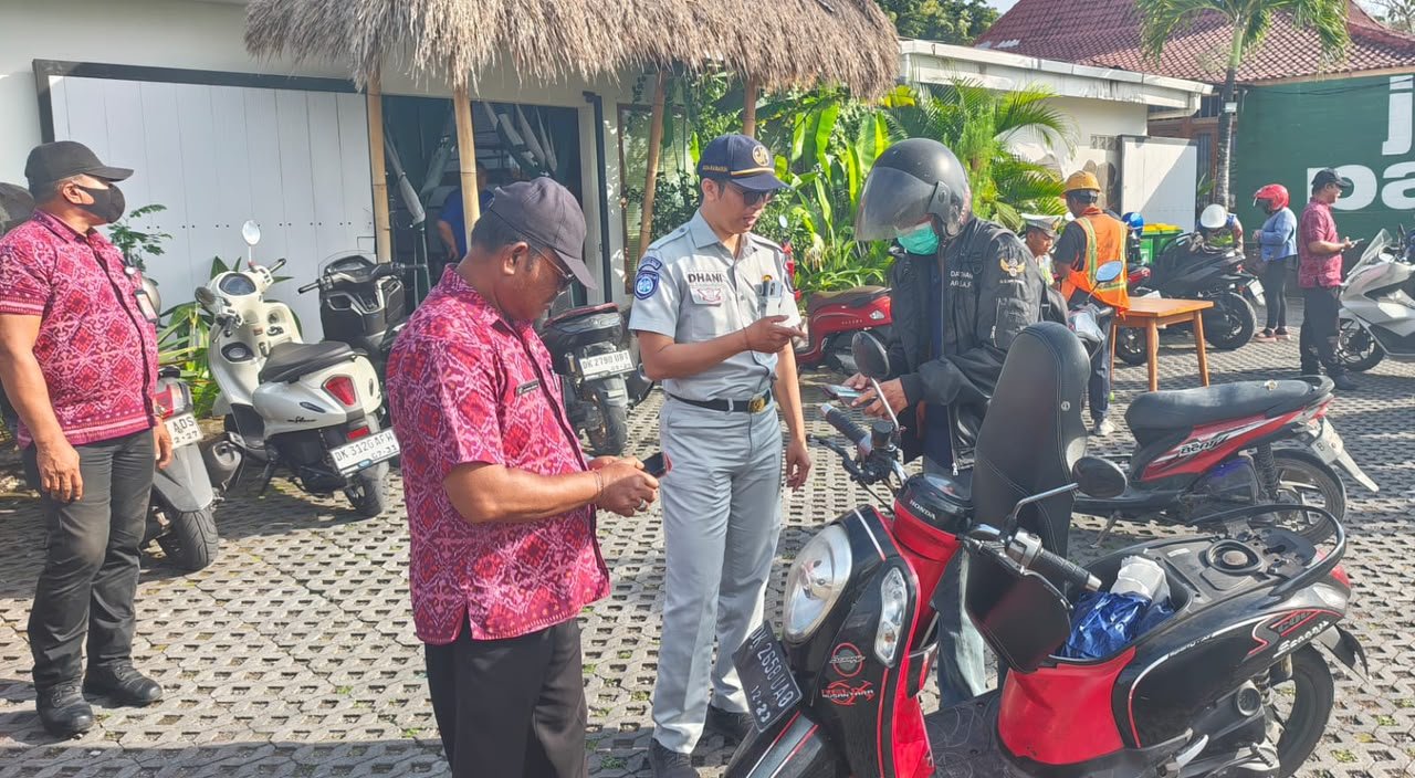 Operasi Gabungan di Kerobokan, Tim Pembina Samsat Badung Dorong Kepatuhan Wajib Pajak dan Tertib Administrasi Kendaraan