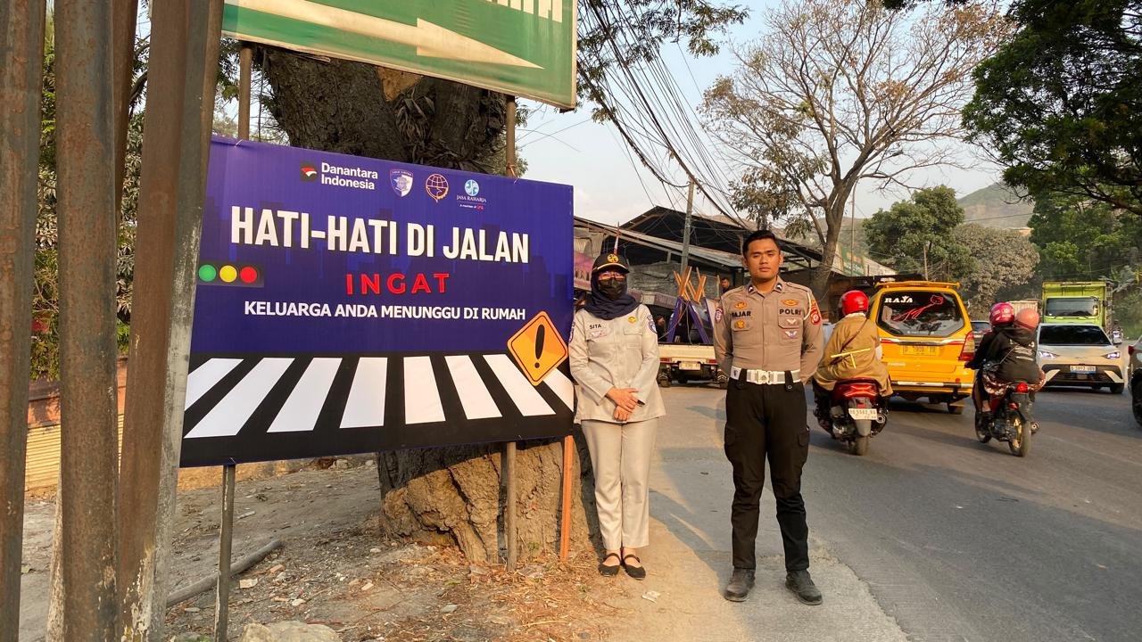 Sinergi Jasa Raharja dan Satlantas Polres Cimahi, Sampaikan Pesan Keselamatan di Sejumlah Titik Rawan