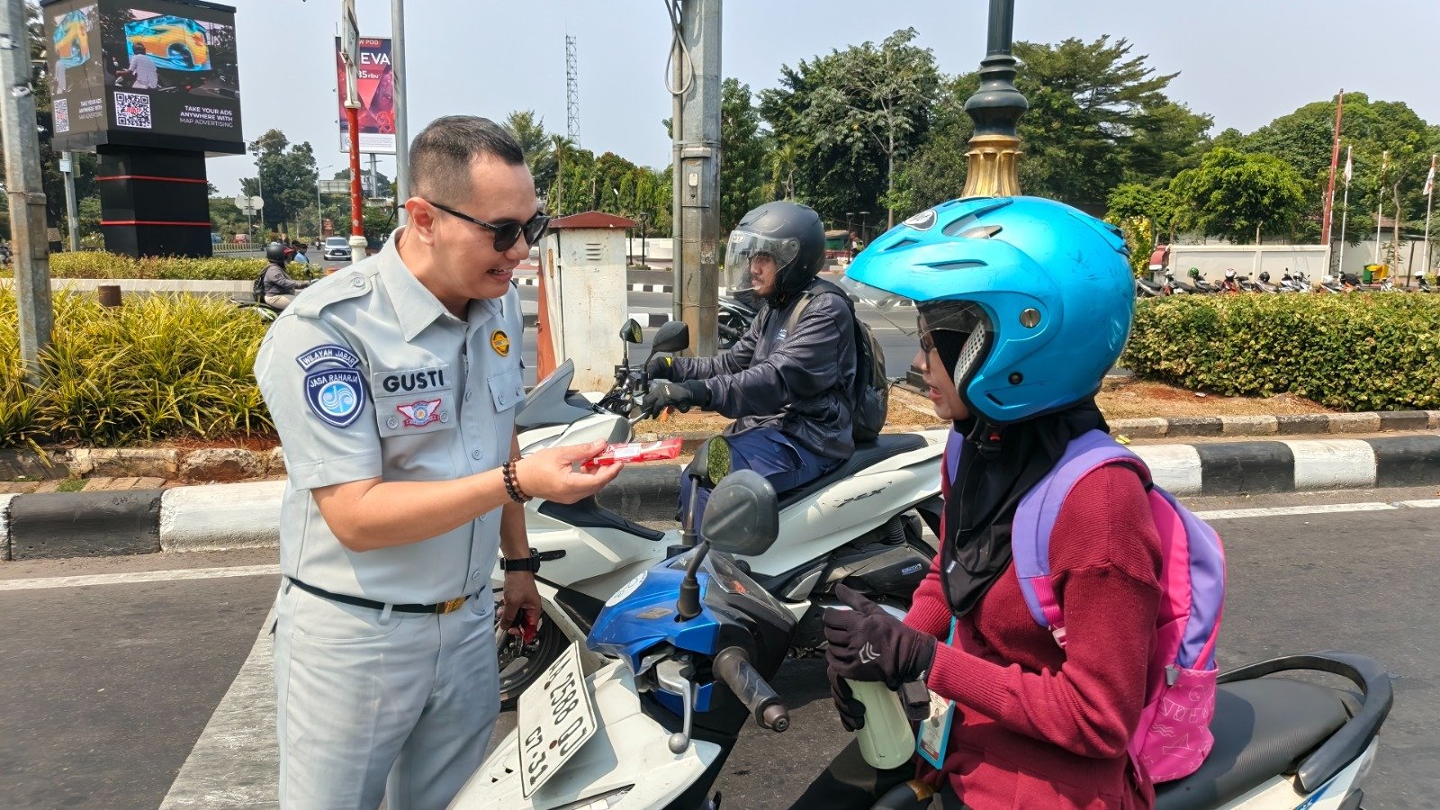 Jasa Raharja Bogor Hadirkan Safety Campaign Bersama Satlantas Polres Bogor, Ajak Pengguna Jalan di Simpang Cibinong City Mall Utamakan Keselamatan