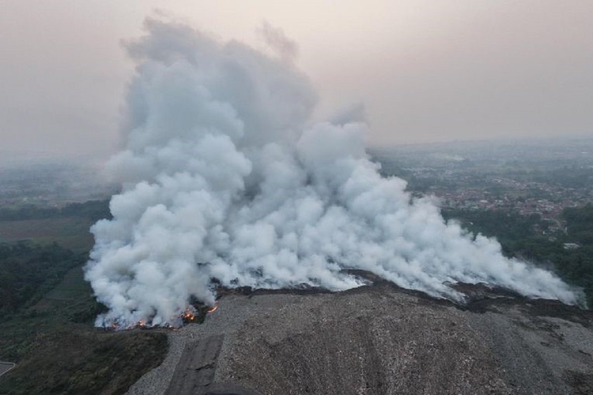 TPA Galuga Bogor Kebakaran, Helikopter TNI AU Dikerahkan untuk Water Bombing