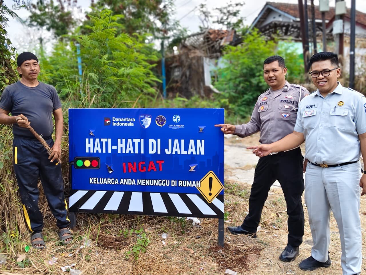 Jasa Raharja Cabang Tasikmalaya Laksanakan Aksi Simpatik dan Pemasangan Spanduk Himbauan Keselamatan di Titik Rawan Kecelakaan
