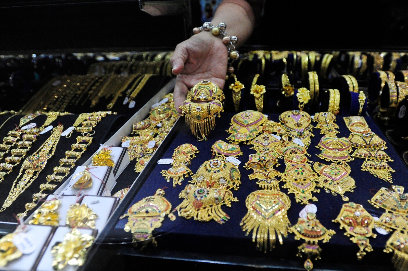 Harga Emas Perhiasan Hari Ini 25 September 2026, 24 Karat Tembus Rp2,42 Juta
