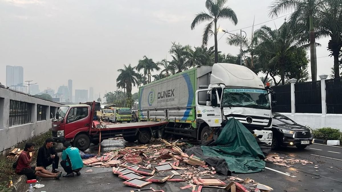Kecelakaan Dua Truk di Gatot Subroto Picu Kemacetan Arah Slipi
