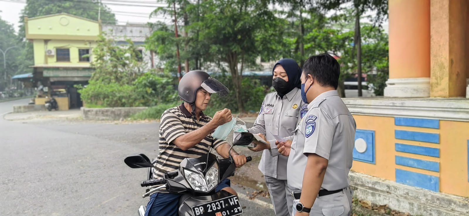 Kabut Asap Semakin Tebal, PT Jasa Raharja (Persero) Cabang Tanjungpinang Bagikan Masker Gratis di Traffic Light Bintan Center