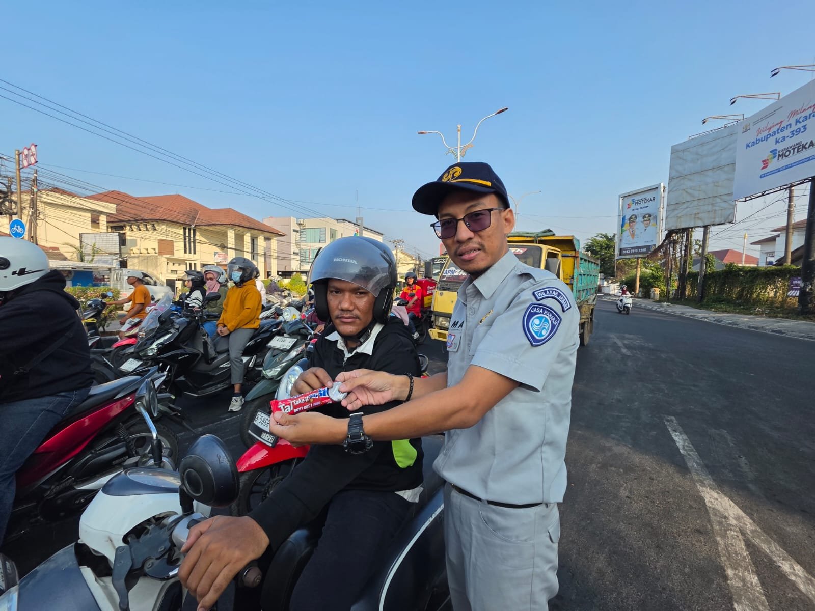 Aksi Simpatik dan Pemasangan Spanduk di Titik Rawan Laka Guna Tekan Angka Kecelakaan Lalu Lintas di Kabupaten Karawang