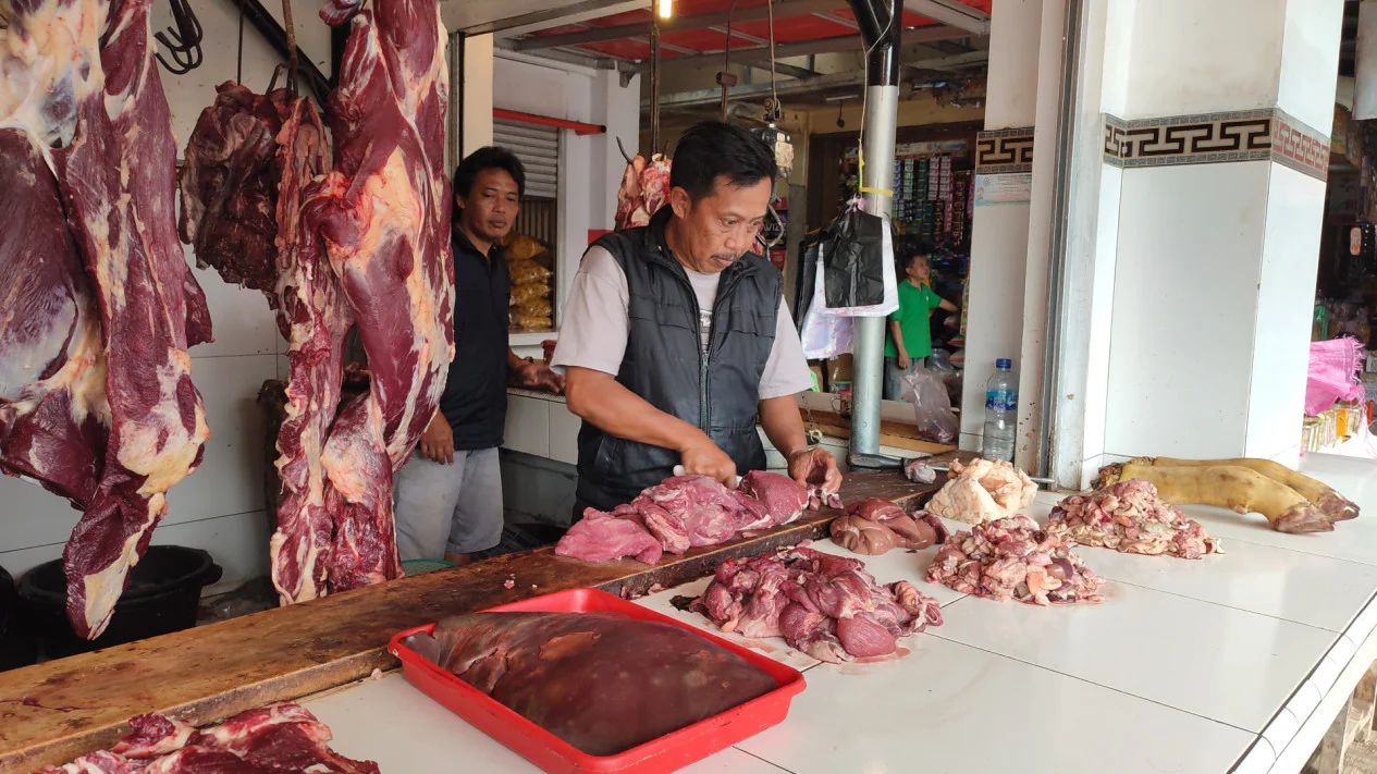 Harga Daging Sapi dan Ayam Turun, Cabai Merah Besar Naik Tajam
